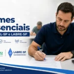Homem escrevendo durante exame presencial da ANATEL-SP e LABRE-SP