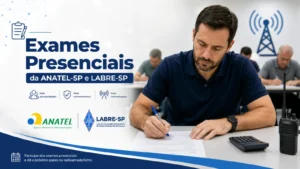 Homem escrevendo durante exame presencial da ANATEL-SP e LABRE-SP