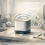 Ambiente de trabalho moderno com dispositivo MeshCore em destaque na mesa